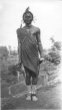 Postava mladého muže s palicí v ruce a ozdobami kolem kotníků, Kikujové