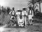 B.Machulka s tropickou přilbou na hlavě a s puškou s dalšími muži s puškami
