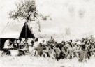 Náčelník kmene Ačoli na návštěvě v táboře Kmunkeho expedice