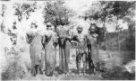 Muž a čtyři ženy v přehozech a s bohatými šperky, Kikujové