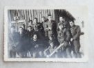 Fotografie velké skupiny vojáků před kasárnami se vztahem k tasmánskému exilovému trampingu