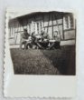 Fotografie vojáků na trávě před kasárnami se vztahem k tasmánskému exilovému trampingu