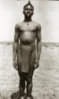 Muž kmene Kamčuru (Ačoli) s ozdobou ve spodním rtu a nákotníky z drátu