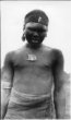 Portrét chlapce s korálkovým přívěskem na řetízku a ozdobou uší, Kikujové