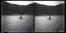 Dvojsnímek. Pohled na hladinu jezera, na níž pádluje muž na voru