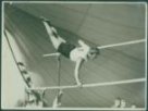 Gymnastka Vlasta Děkanová na bradlech