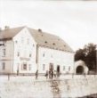Skleněný stereonegativ: domy na břehu řeky Bělé v Mikulovicích (1900)
