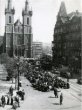 Německé obyvatelstvo shromážděné po osvobození Prahy na Strossmayerově náměstí