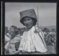 Žena v kroji, Horvát Istvánné, Tancsics u. 17 na výročním trhu v Pětikostelí (jihoslovenska)