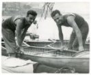 Pecka a Havel při přípravě kanoe