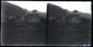Dvojsnímek. Pohled na uzavřený soubor kamenných staveb s chrámem v krajině